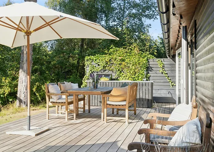 Nyaraló On Hilltop By Sejero Bay